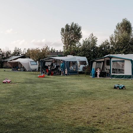 Camping De Tulpenweide Lege Kampeerplaats, Lege Plaats Op Het Gras Zonder Bed Breezand Exteriör bild