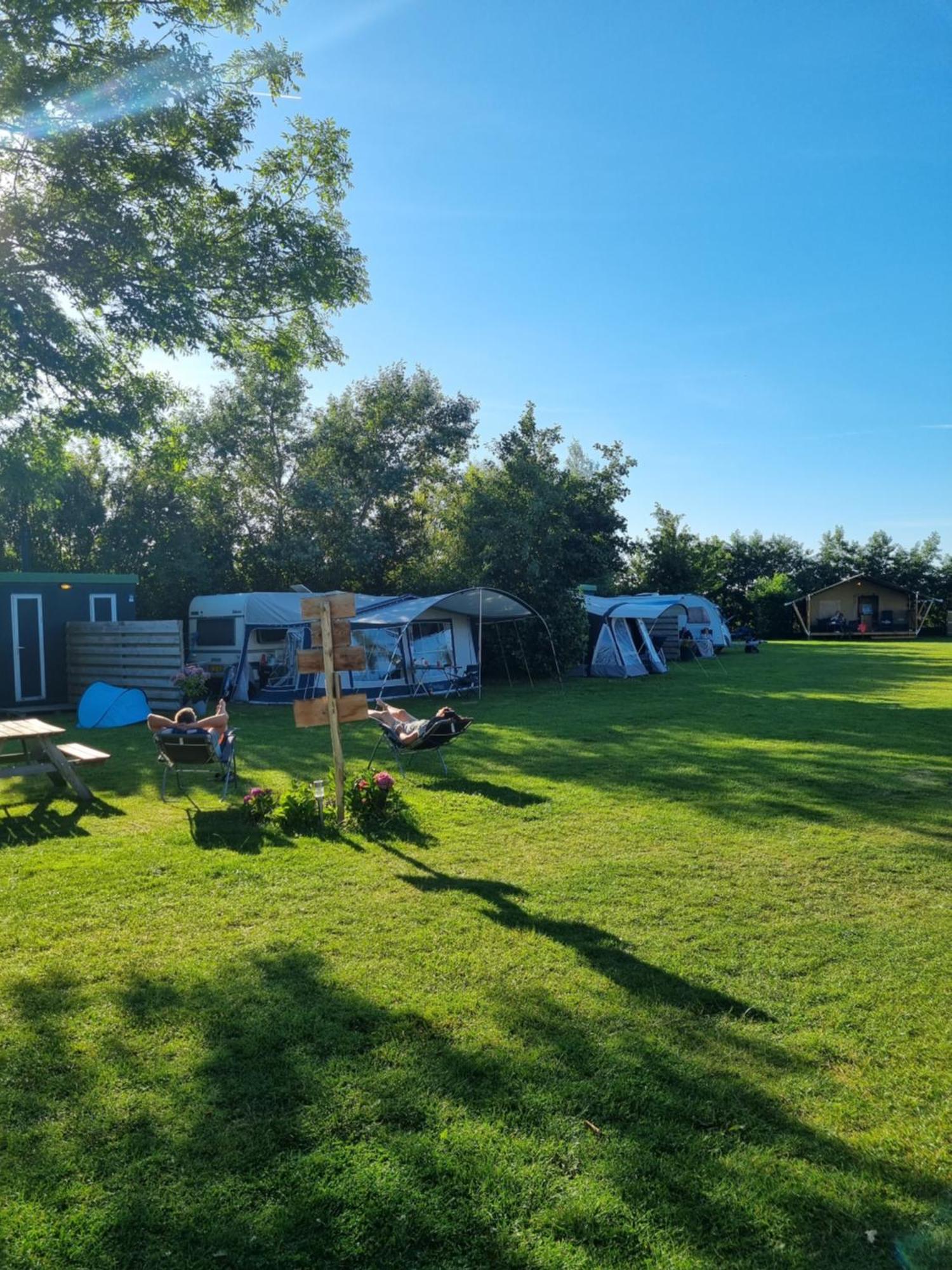 Camping De Tulpenweide Lege Kampeerplaats, Lege Plaats Op Het Gras Zonder Bed Breezand Exteriör bild