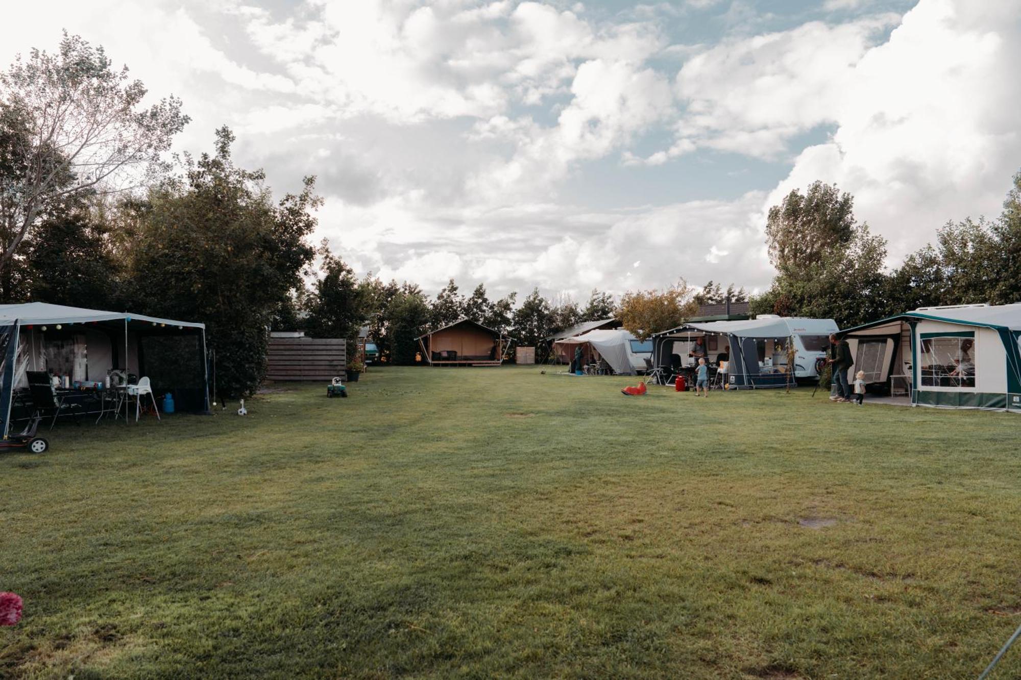 Camping De Tulpenweide Lege Kampeerplaats, Lege Plaats Op Het Gras Zonder Bed Breezand Exteriör bild