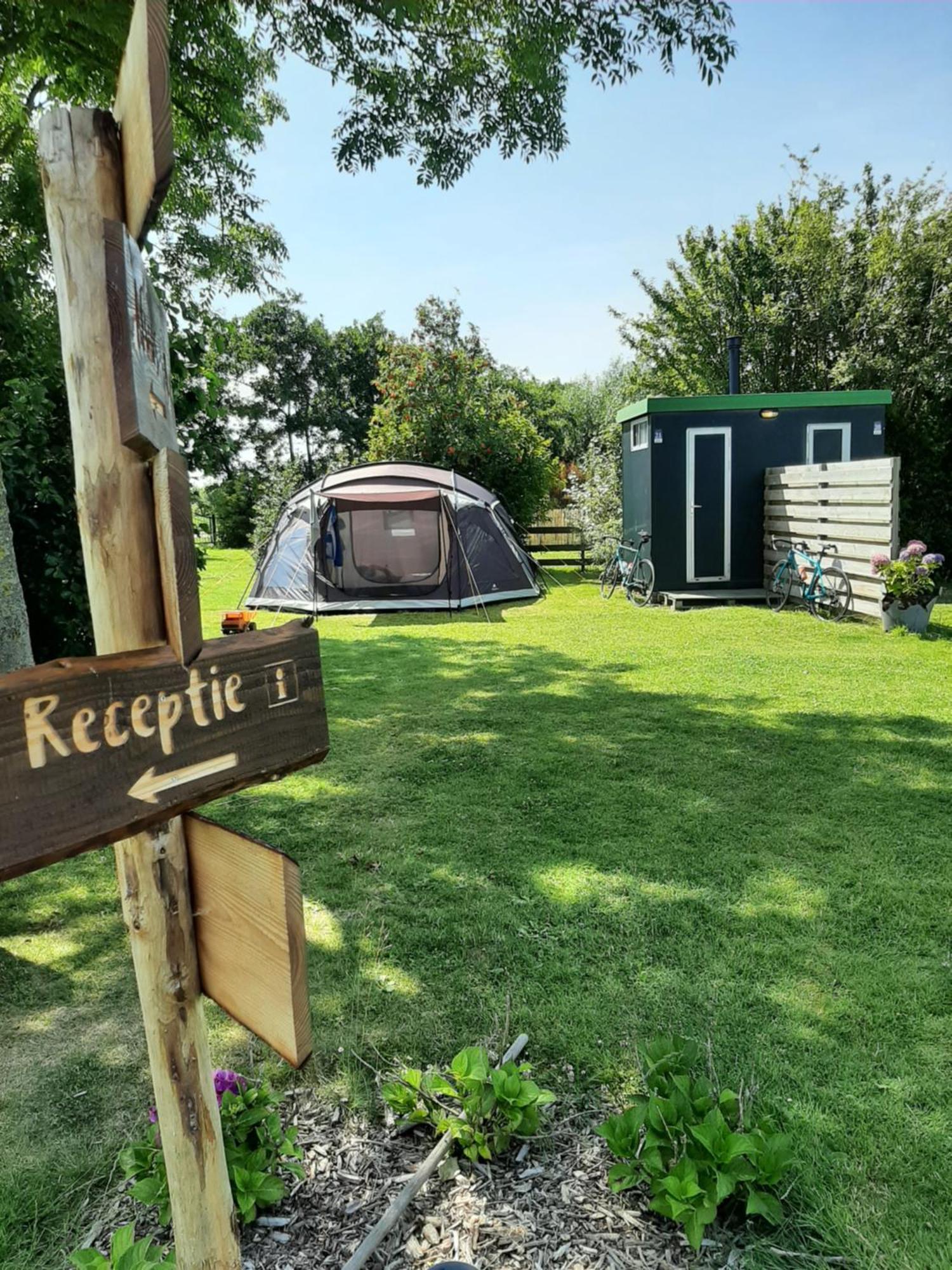 Camping De Tulpenweide Lege Kampeerplaats, Lege Plaats Op Het Gras Zonder Bed Breezand Rum bild