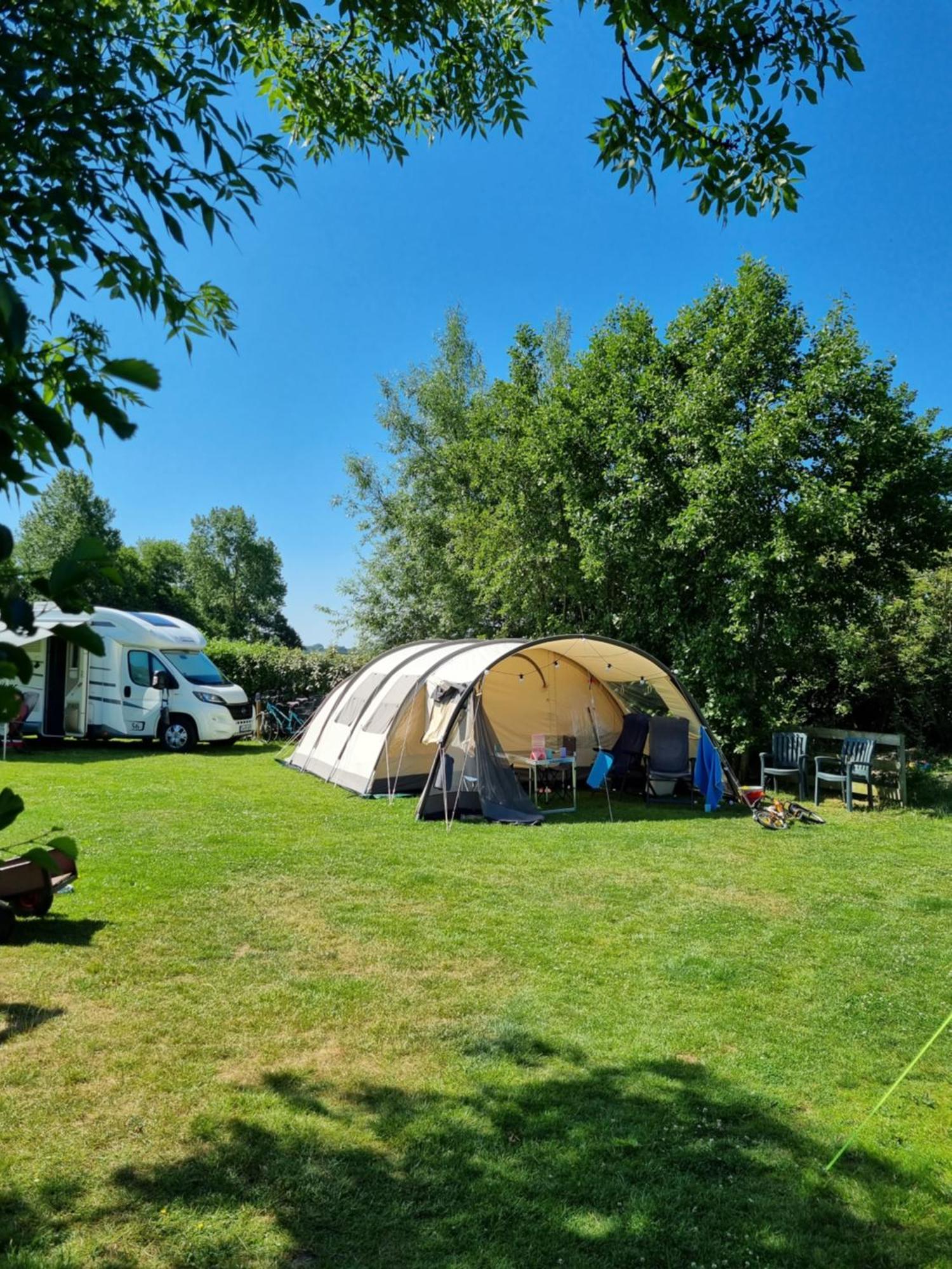 Camping De Tulpenweide Lege Kampeerplaats, Lege Plaats Op Het Gras Zonder Bed Breezand Rum bild